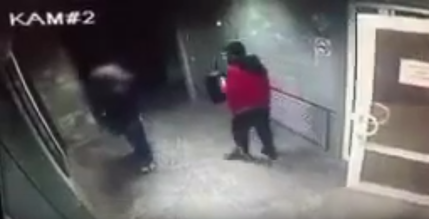 В Кирове неизвестный напал на девушку на улице и ограбил ее