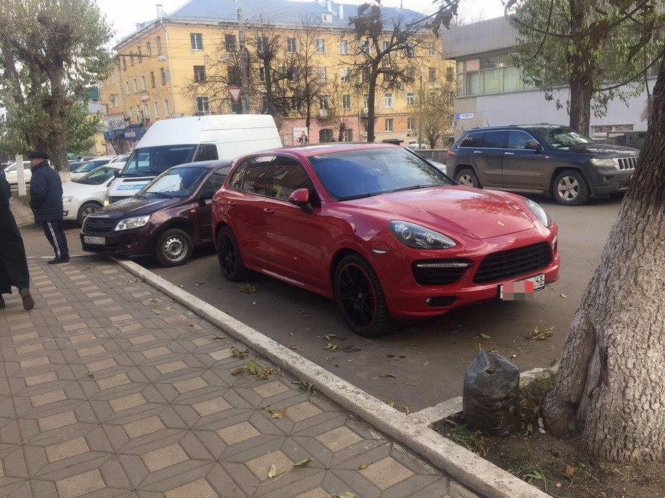 Большегруз на газоне и парковка на зебре: подборка автохамов в Кирове