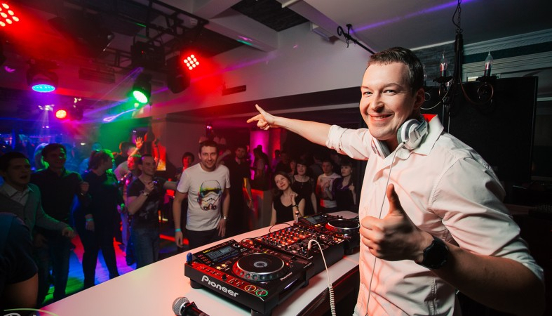 На вечеринке от Radio Record в Кирове выступит легендарный DJ Feel