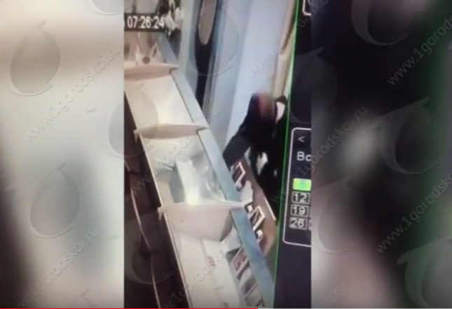 Появилось видео, как неизвестные грабят ювелирный салон в Кирове