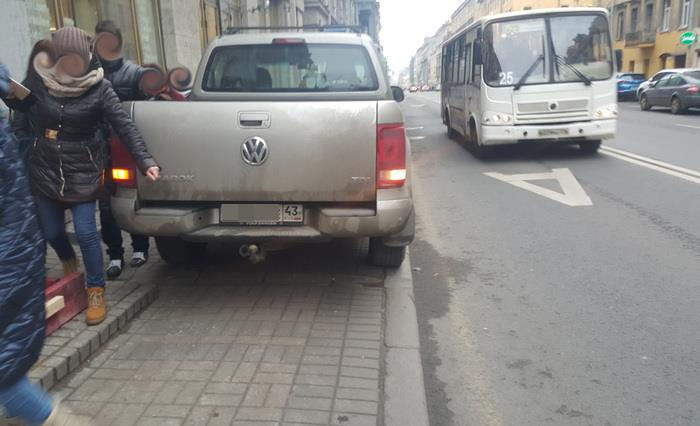 На Pikabu обсуждают мастерство парковки водителя из Кирова