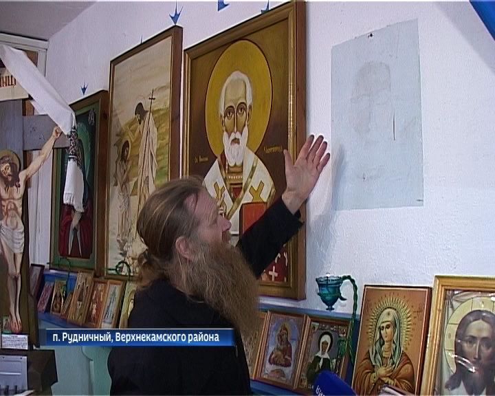 В Кировской области в колонии на стене проступил лик святого