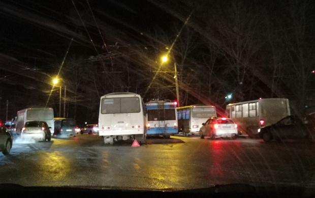 Из-за столкновения троллейбуса и ПАЗа на Октябрьском проспекте образовался километровый затор