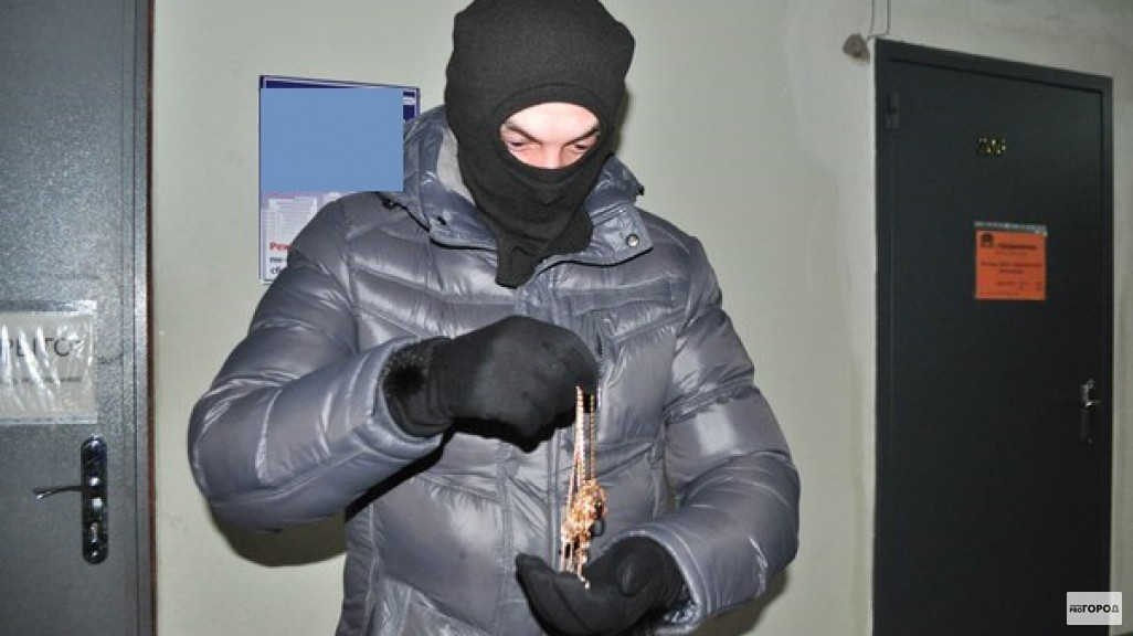 В Кирове с мужчины сорвали золотую цепочку стоимостью 100 тысяч рублей