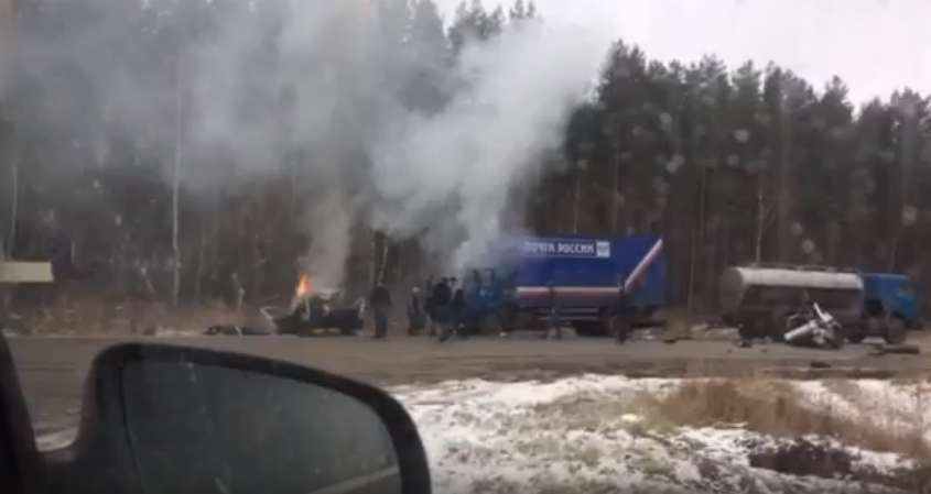 На кировской трассе грузовик "Почты России" вспыхнул после ДТП с "десяткой": водитель погиб