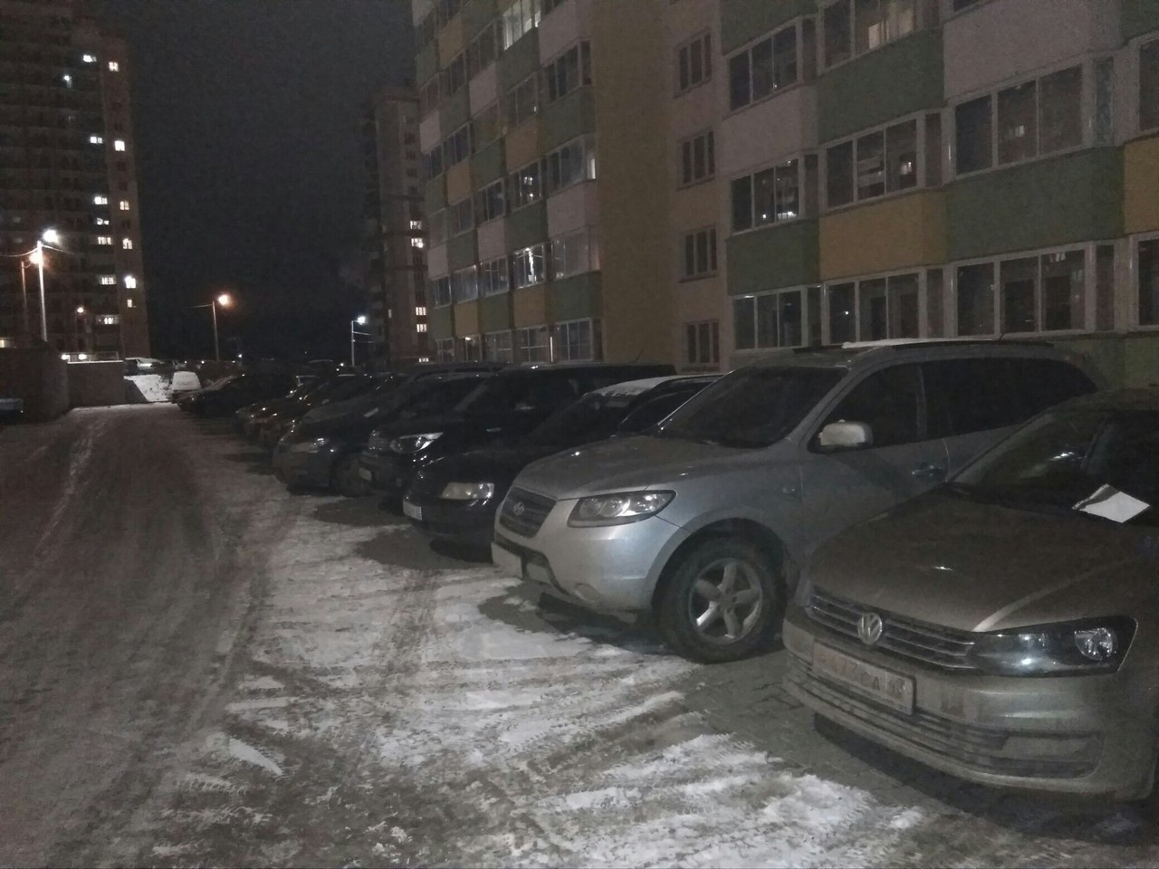 На парковках в Кирове машинам под дворники кладут наклейку "Шипы"