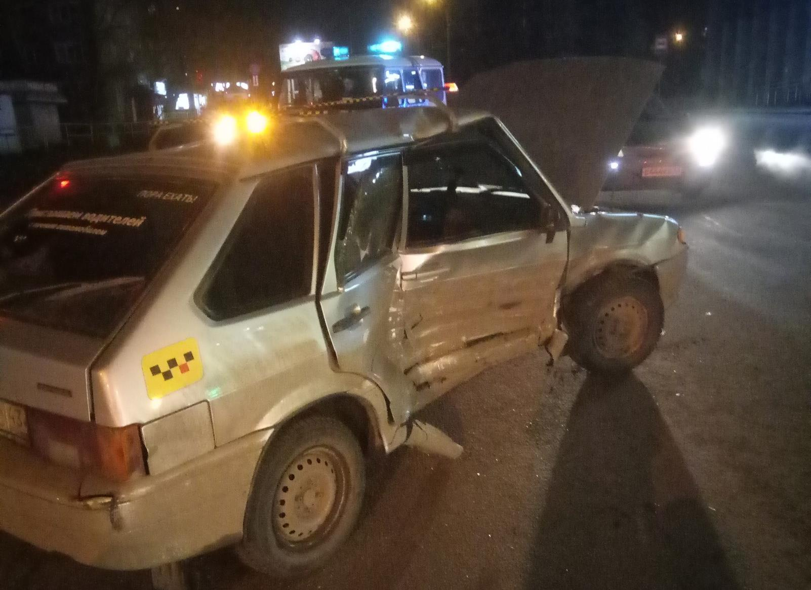 У автовокзала пьяный водитель иномарки протаранил такси: пострадали двое