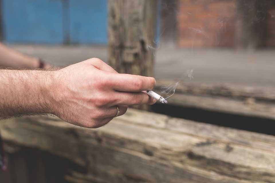 Верховный суд РФ разрешил взыскивать моральный вред с курящих соседей