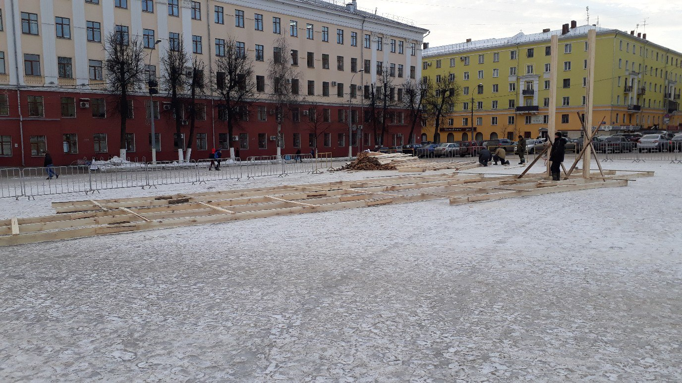 В Кирове на Театральной площади начали строить ледовый городок