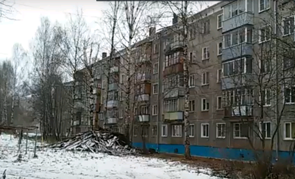 В Кирове на видео сняли, как рабочие экстремально меняли крышу на доме