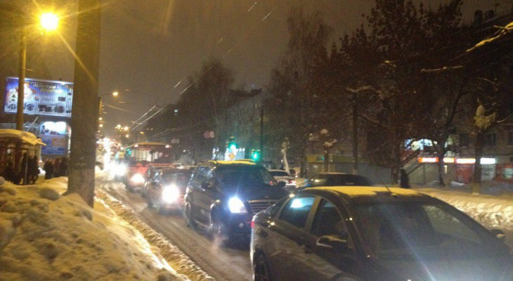 Публичный мониторинг: во время снегопада на дорогах Кирова нет техники
