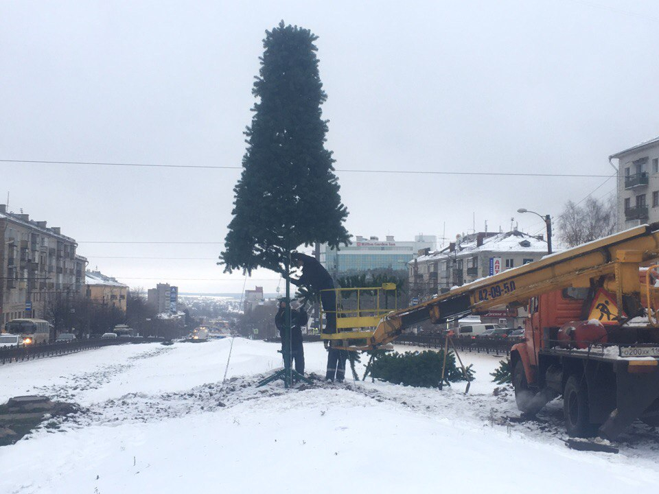 На перекрестке Октябрьского проспекта и Воровского впервые ставят елку
