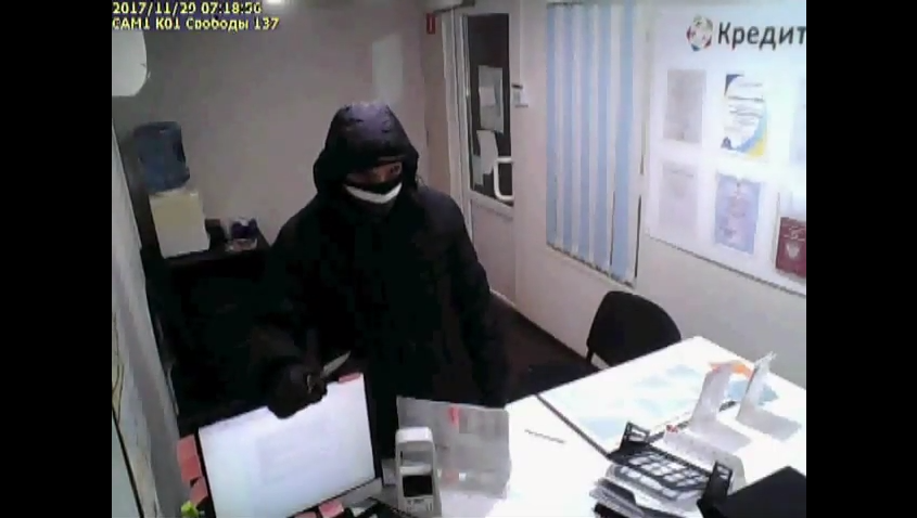 В Кирове мужчина ограбил офис микрофинансирования, угрожая менеджеру ножом
