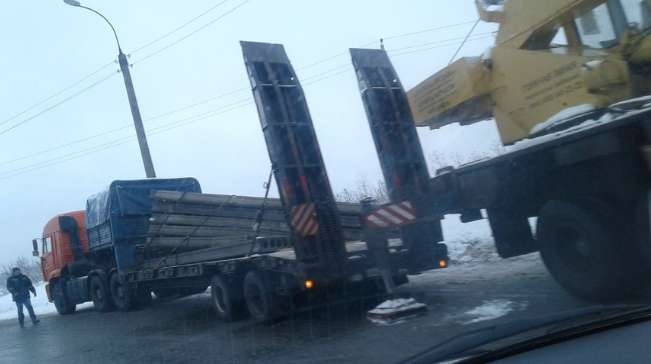 В Кирове из прицепа грузовика на ходу выпали бетонные плиты