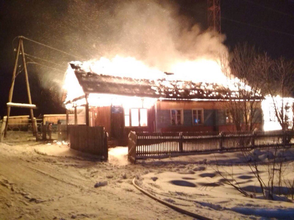В Кировской области полностью сгорело здание, стоящее рядом с подстанцией