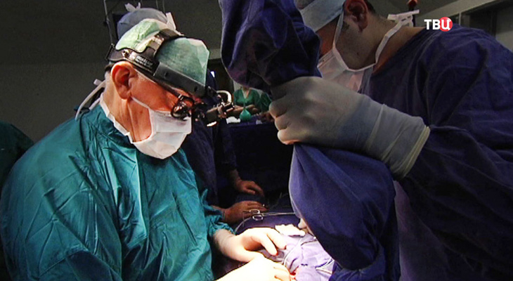 Лео Бокерия провел сложнейшую операцию с клапаном аорты, разработанным в Чепецке