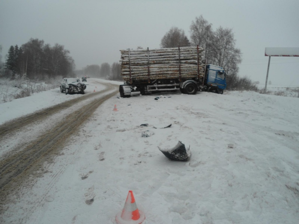 В Кировской области погиб водитель легковушки, врезавшись в лесовоз
