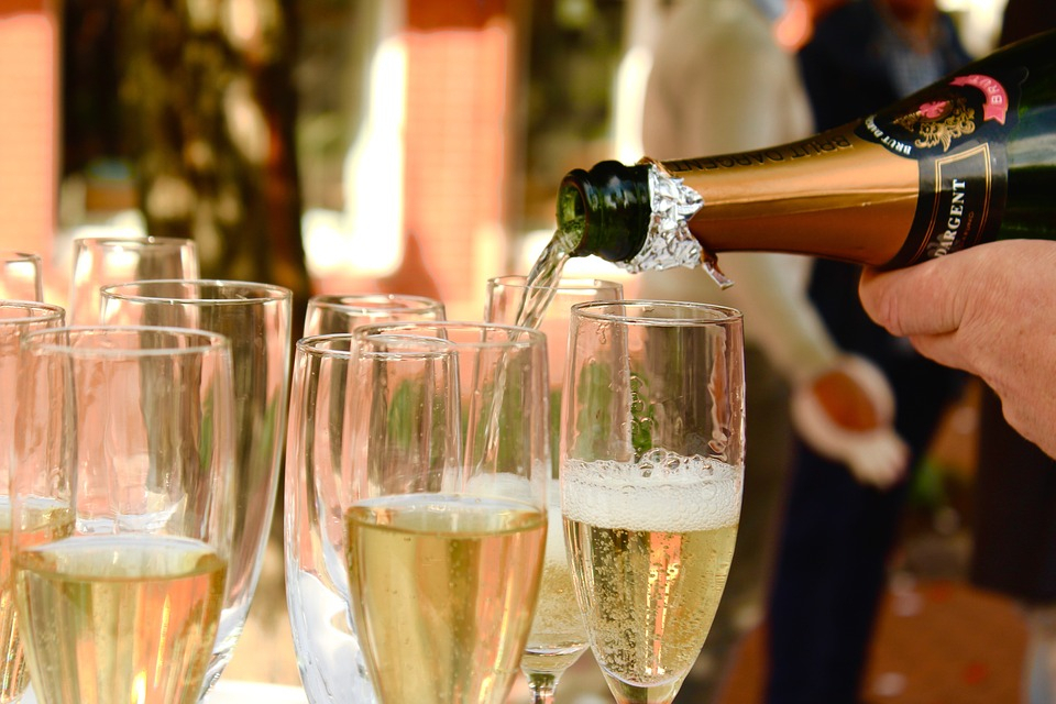 В Новый год могут разрешить круглосуточную продажу шампанского