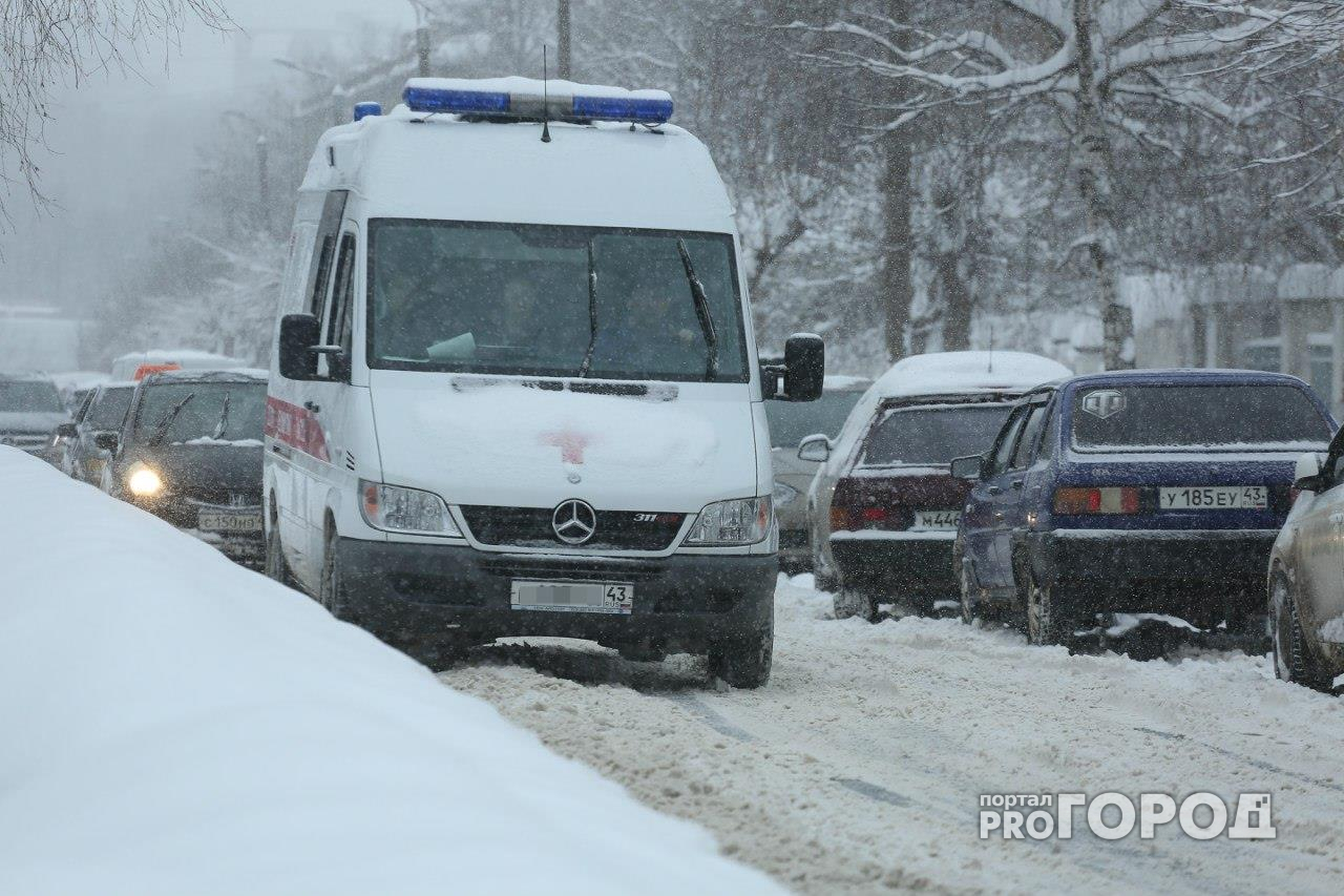 В Кировской области иномарка врезалась в "ВАЗ" и насмерть сбила женщину