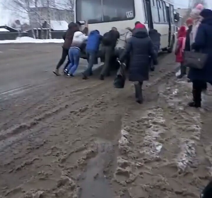 В Кировской области пассажирам пришлось толкать застрявший в снегу автобус
