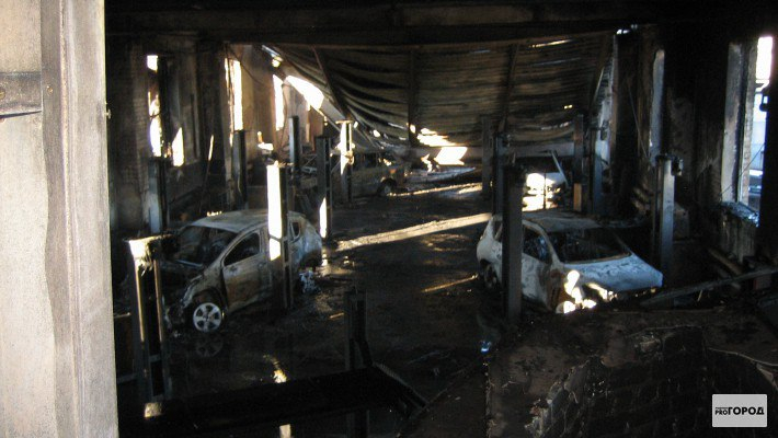 В Кирове сгорел частный гараж с автомобилями внутри