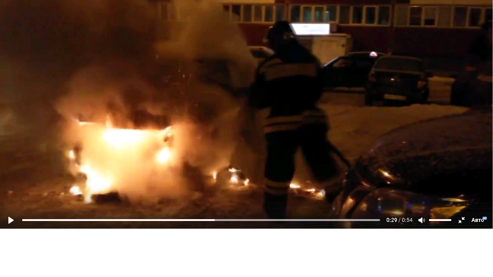 На Ленина вспыхнул ВАЗ: таксисты оттащили горящую машину от припаркованных авто