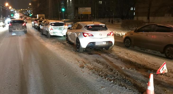 В Кирове водитель с признаками опьянения спровоцировал аварию с участием 5 авто
