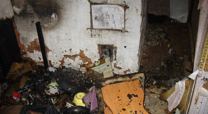Жители Омутнинска рассказали, почему 13-летняя пироманка могла поджечь свой дом