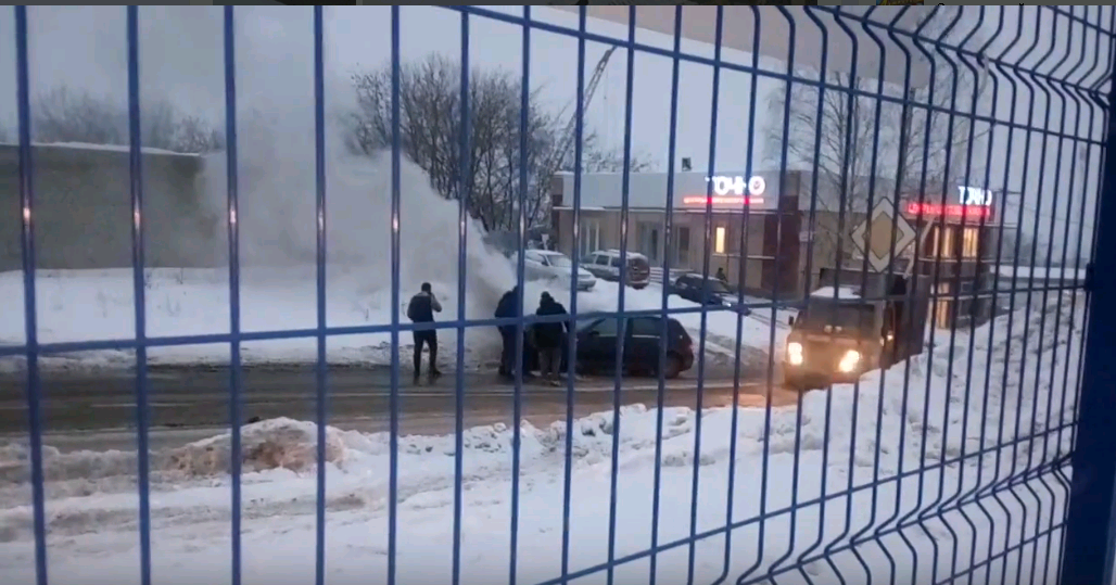 В Кирове вспыхнувший Volkswagen Golf потушили снегом