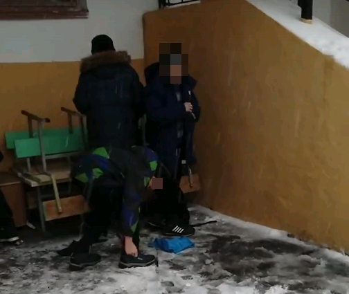 Ученики кировской школы №24 переодеваются на морозе из-за нехватки мест