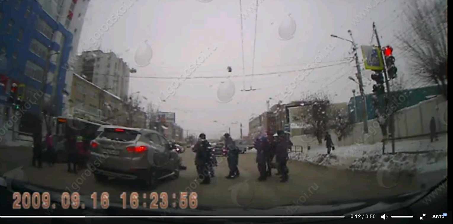 На улице Воровского кроссовер въехал на толпу пешеходов: пострадала женщина