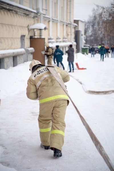 В Кирове спасатели потушили загоревшиеся в драмтеатре декорации