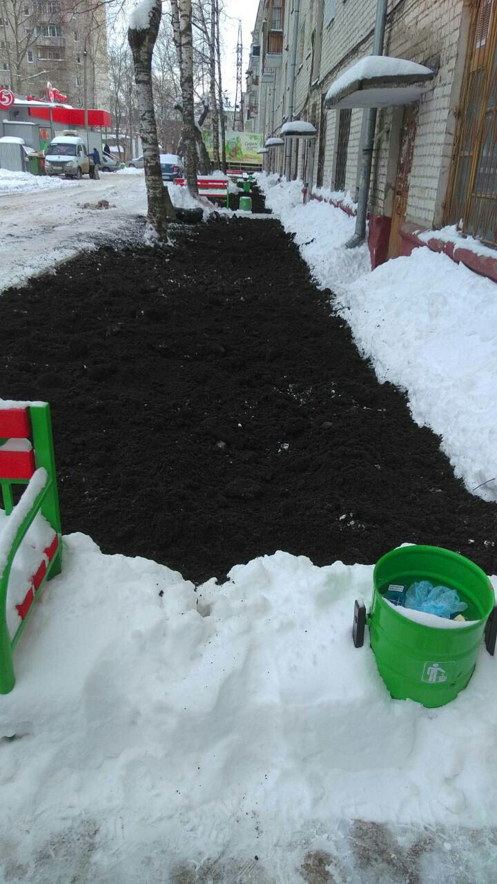 В Кирове во дворе в снег высыпали чернозем, чтобы сделать клумбу