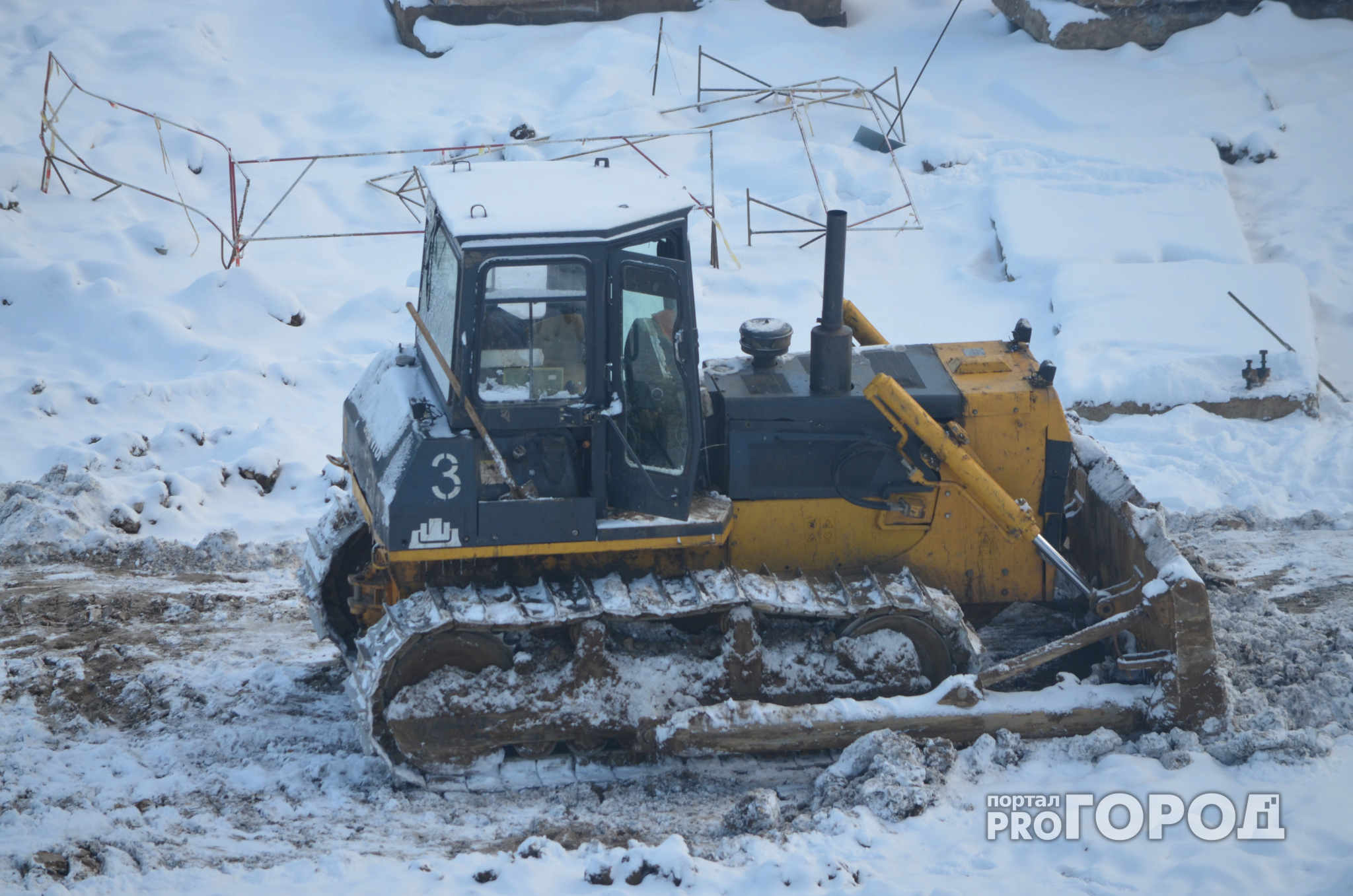 В Кирове пьяный тракторист чистил снег и разбил припаркованную машину