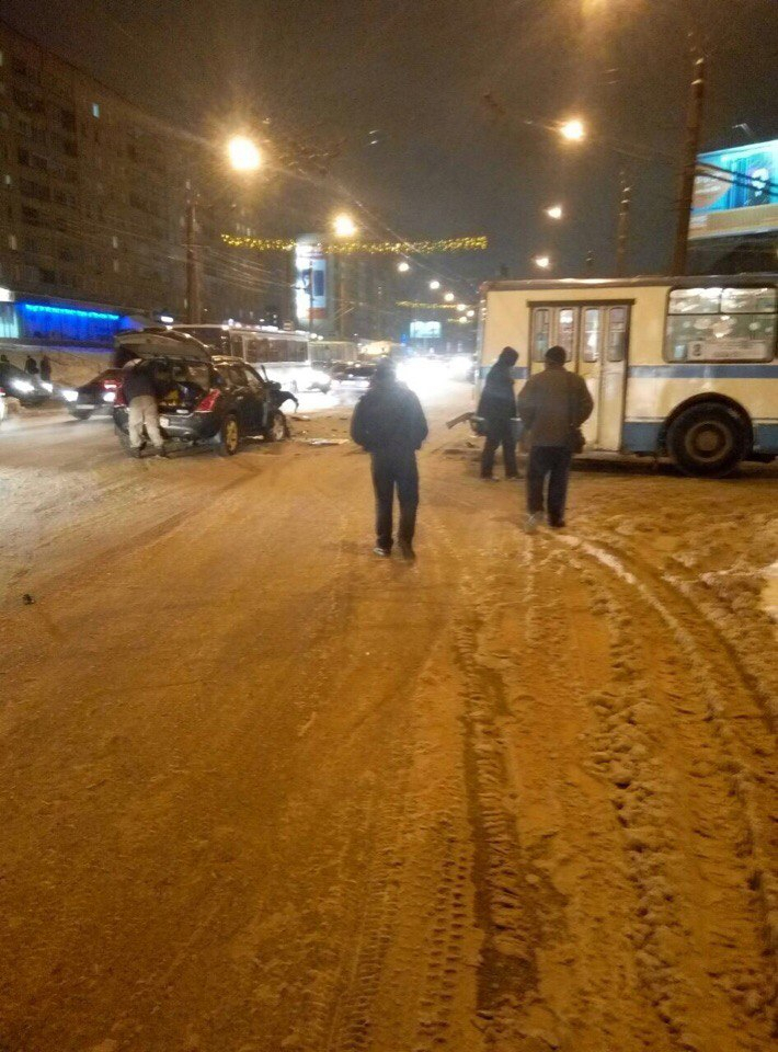 В Кирове столкнулись легковой автомобиль и троллейбус