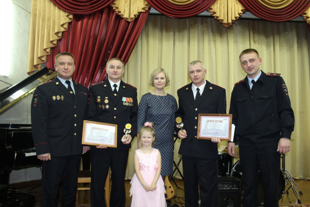 В Кирове наградили автоинспекторов, которые спасли семью из горящего дома