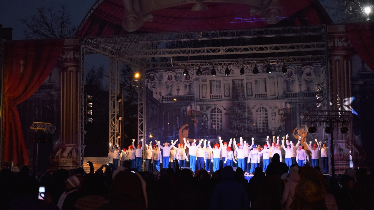 В Кирове завершились основные работы по установке сцены на площади