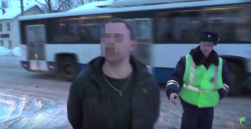 В Кирове задержали пьяного водителя, который подвозил девушек до сауны
