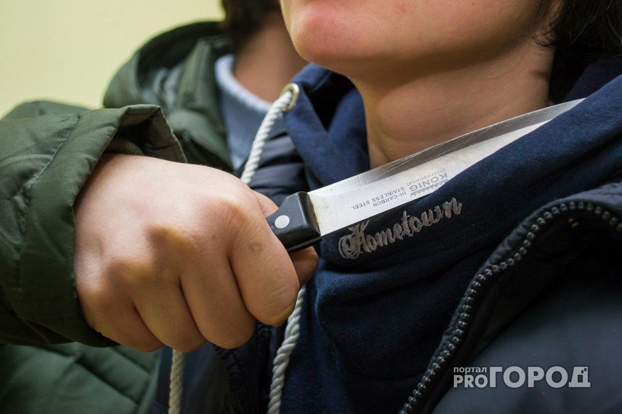 В Кирове мужчина с ножом в подъезде напал на 13-летнего школьника