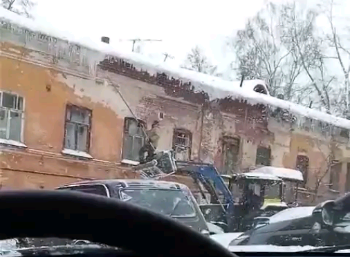 Находчивые коммунальщики в Кирове сбивали сосульки из ковша экскаватора