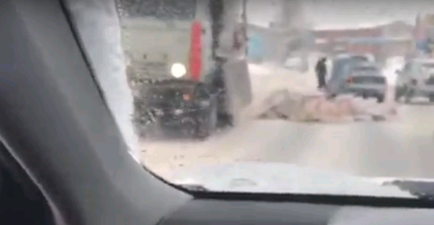 Видео: на улице Романа Ердякова КамАЗ вывалил цемент на иномарку