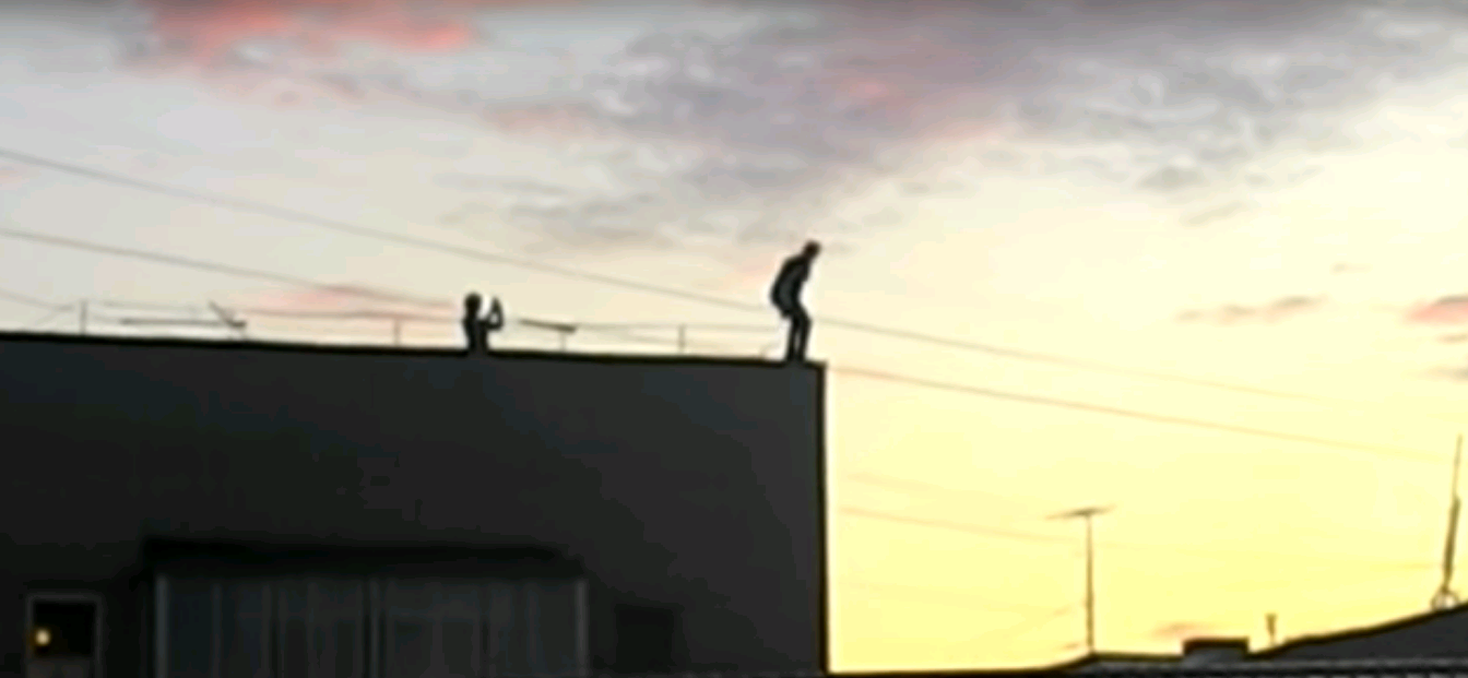 В Кирове мужчина забрался на крышу высотки и пытался покончить с собой