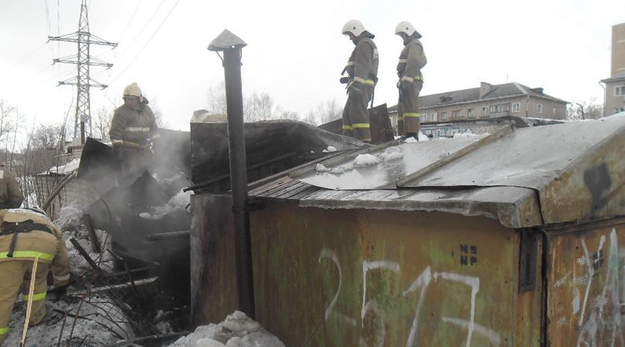 В Кирове при пожаре в гаражном боксе сгорела "Газель", пострадали двое