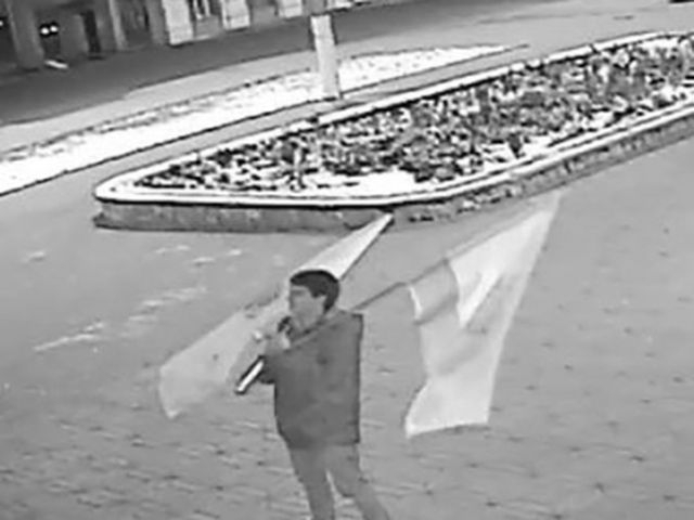 Двое неизвестных украли флаги с городского здания на Карла Маркса