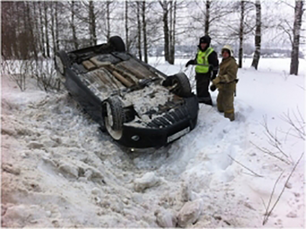 В Кировской области легковой автомобиль опрокинулся в кювет