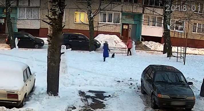 Видео: школьницы в Радужном разломали снежные фигуры, которые лепили двором