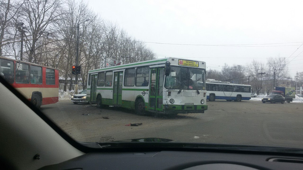 В Кирове столкнулись автобус 46 маршрута и «УАЗ Патриот»: внедорожник откинуло в сугроб