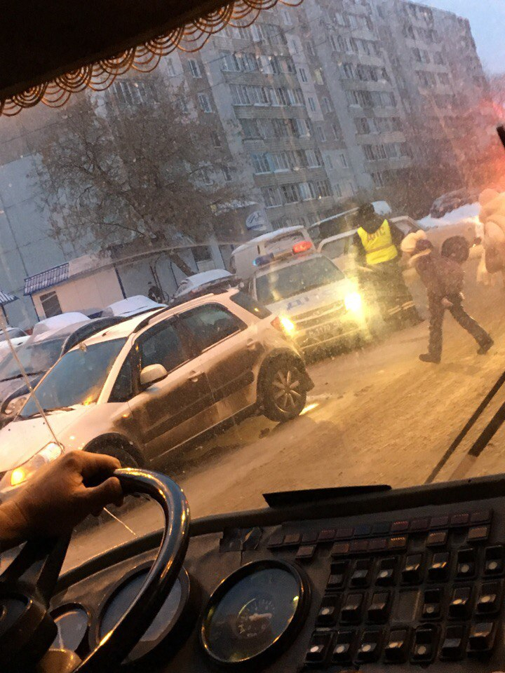 Утром в Кирове на зебре сбили пешехода: на месте работают медики