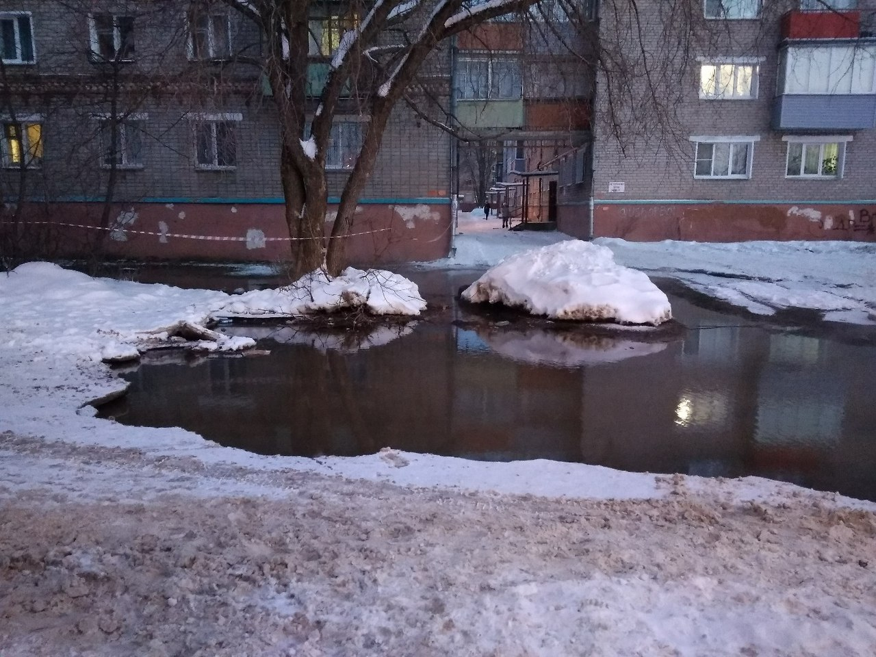 В Кирове прорвало трубу с кипятком: из-за холодов ремонт  не могут закончить