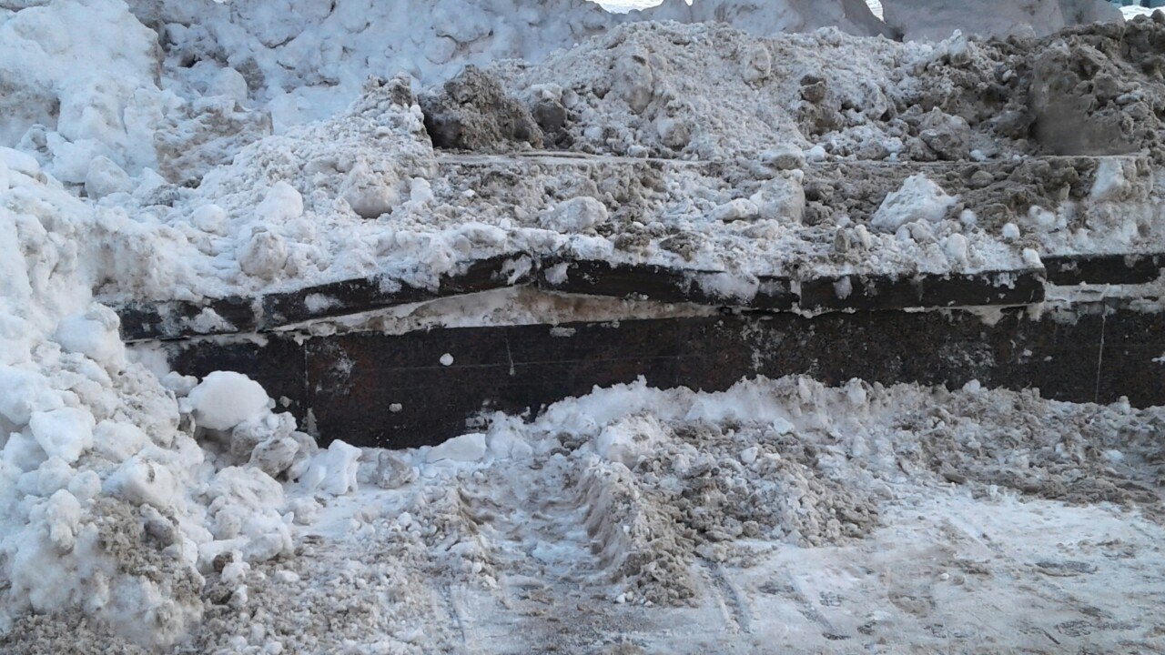 Снегоуборщик повредил мраморные плиты у памятника Ленину в Кирове
